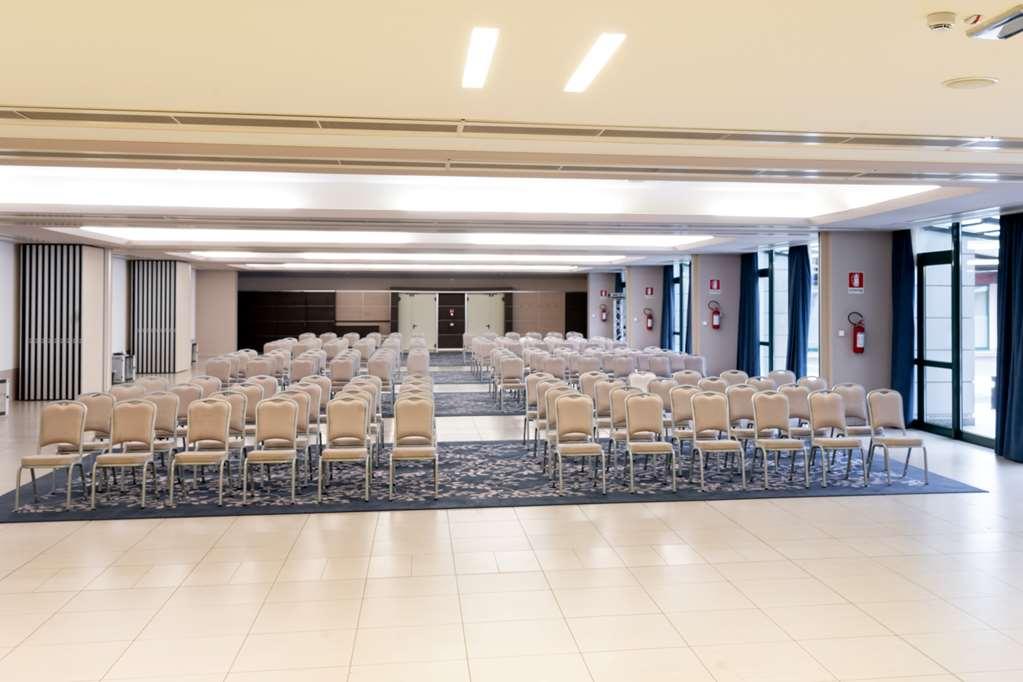 Hotel Doubletree By Hilton Milan Malpensa Solbiate Olona Servizi foto