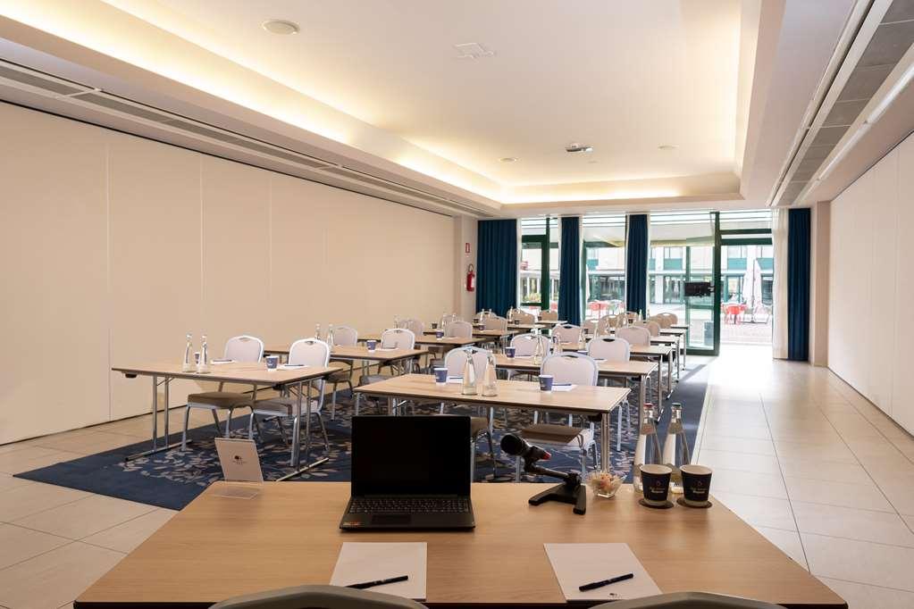 Hotel Doubletree By Hilton Milan Malpensa Solbiate Olona Servizi foto