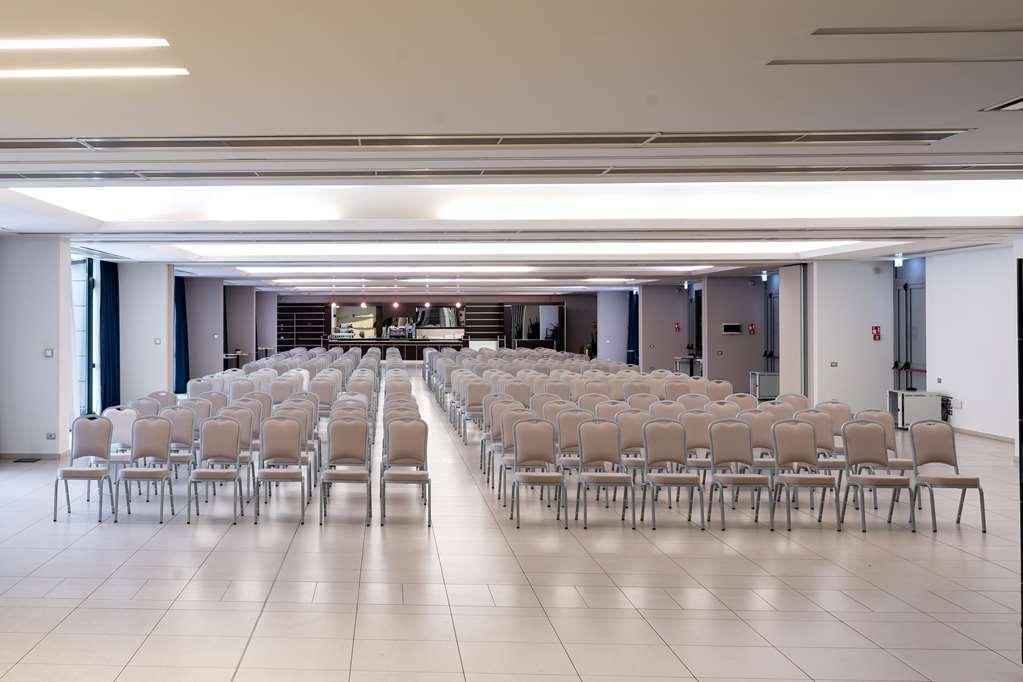 Hotel Doubletree By Hilton Milan Malpensa Solbiate Olona Servizi foto